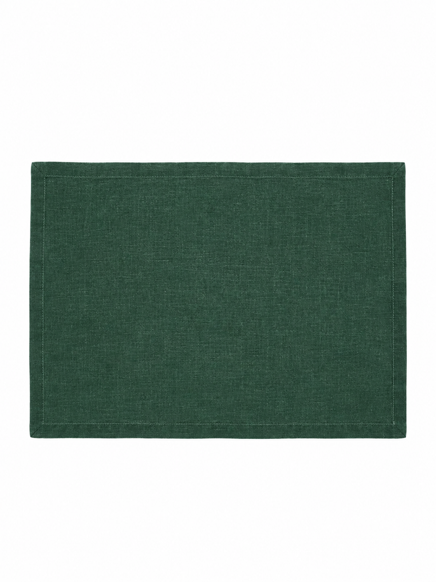 Set di tovagliette in lino verde muschio styled for a quiet dinner