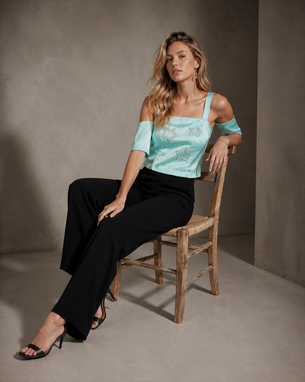 Top in raso blu ghiaccio con ricamo a stella di paillettes e perline