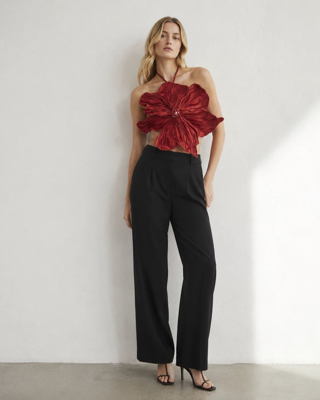 Top in raso rosso con applicazioni floreali 3D e ricamo di perle