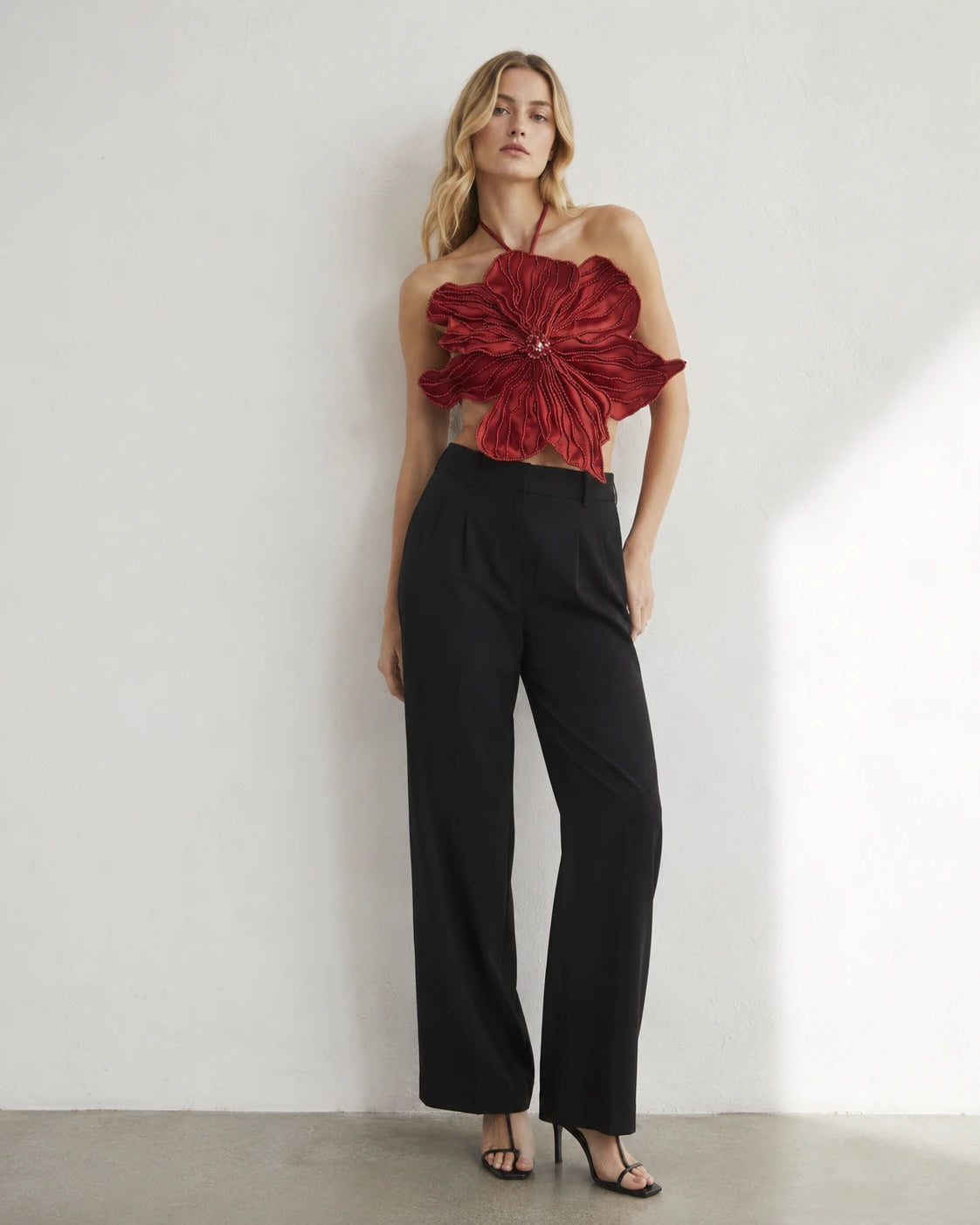 Top in raso rosso con applicazioni floreali 3D e ricamo di perle