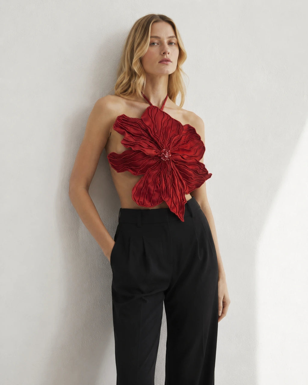 Top in raso rosso con applicazioni floreali 3D e ricamo di perle