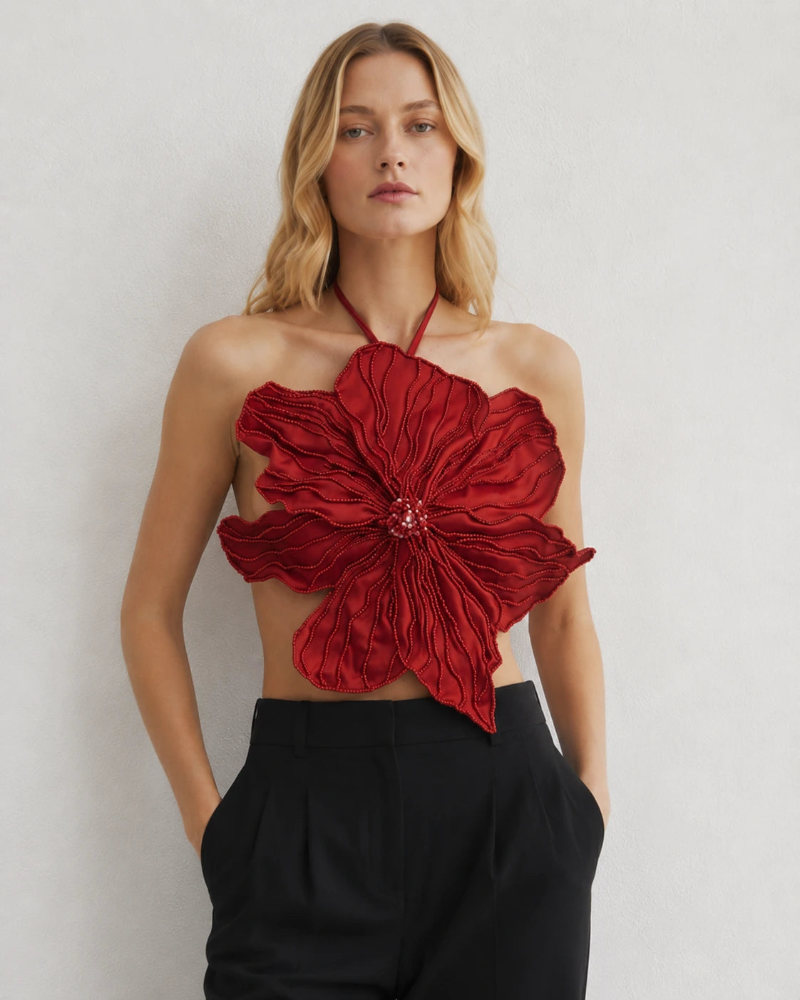 Top in raso rosso con applicazioni floreali 3D e ricamo di perle