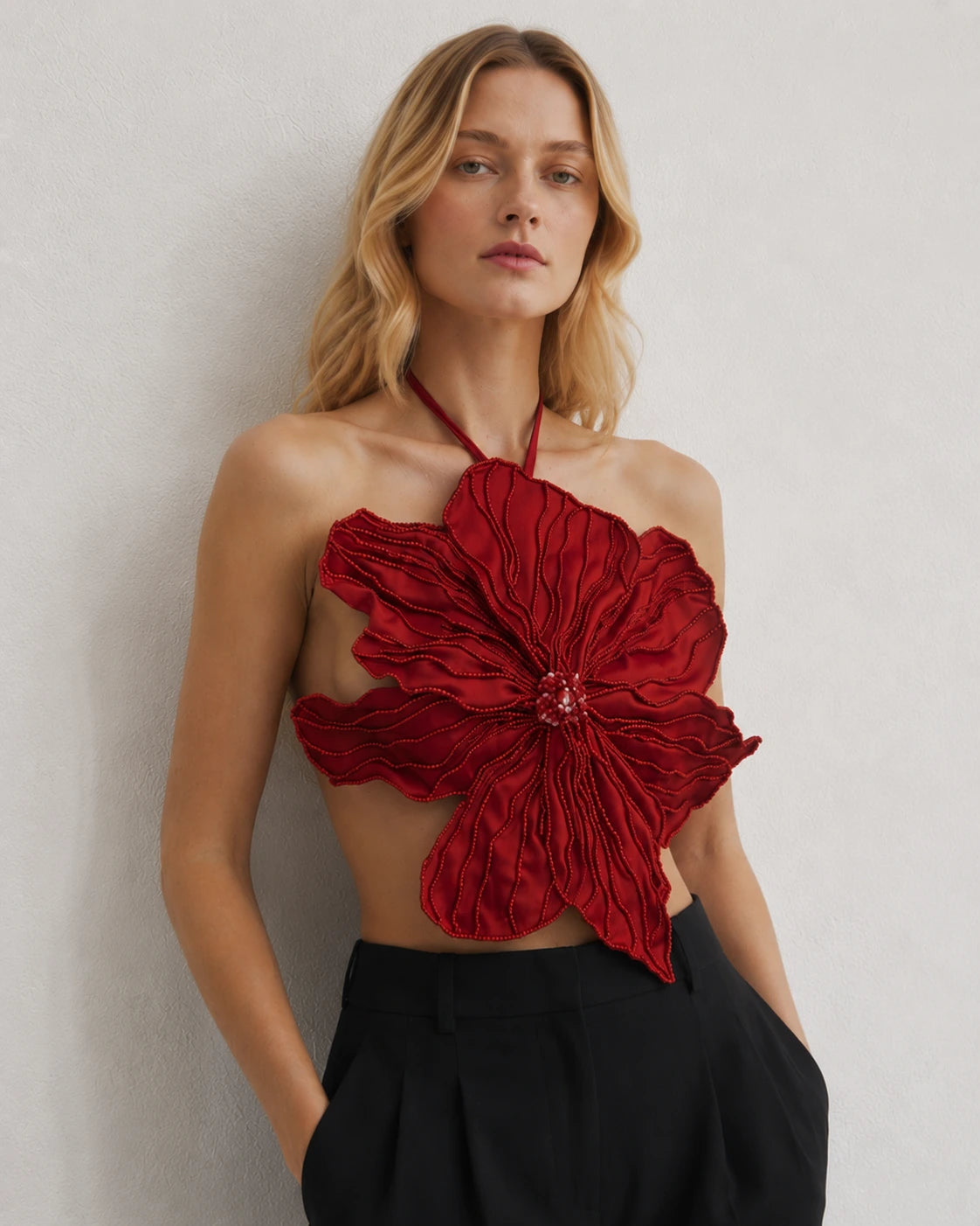 Top in raso rosso con applicazioni floreali 3D e ricamo di perle