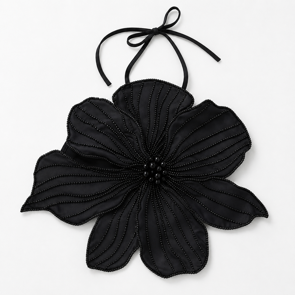 Top in raso nero con applicazioni floreali 3D e ricamo di perle