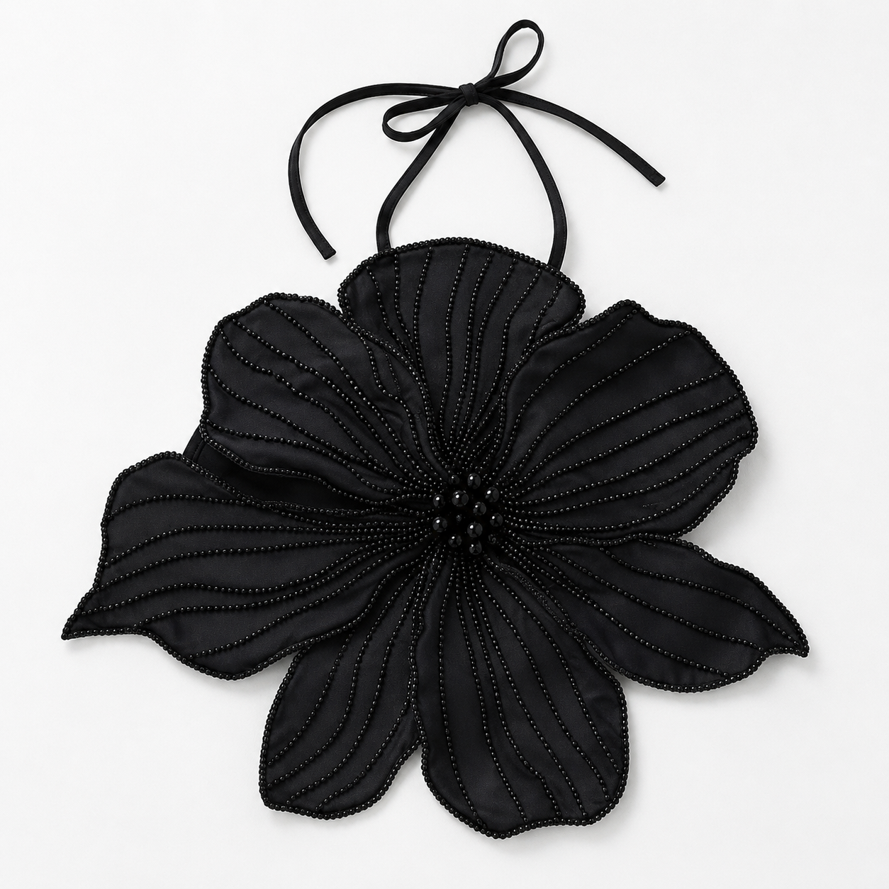 Top in raso nero con applicazioni floreali 3D e ricamo di perle