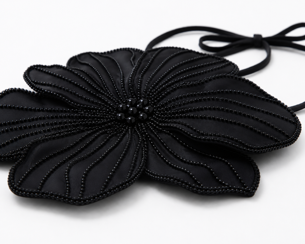 Top in raso nero con applicazioni floreali 3D e ricamo di perle