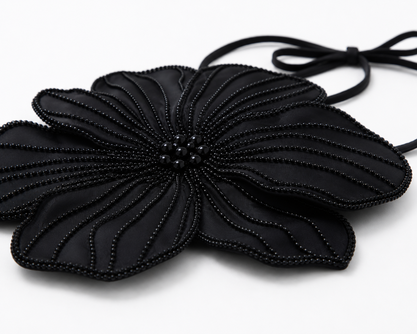 Top in raso nero con applicazioni floreali 3D e ricamo di perle
