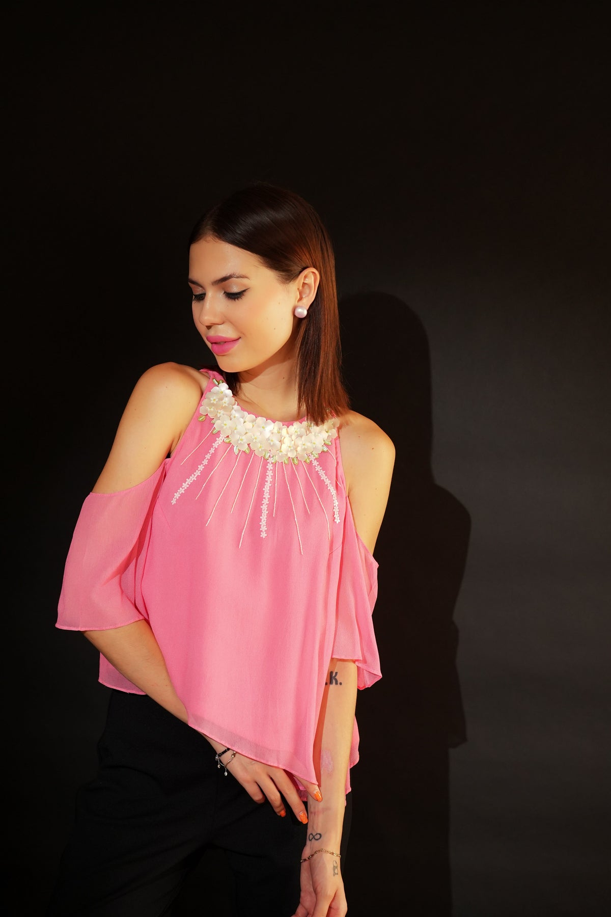 Haut dos nu rose à broderie de sequins