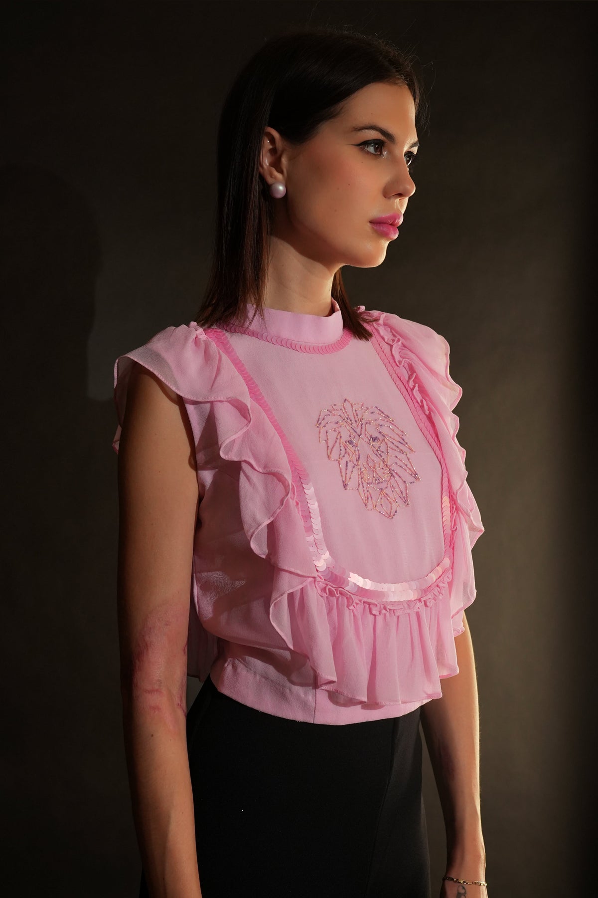 Top corto | Top in georgette | Top ricamato | Top con motivo tigre | Top con volant