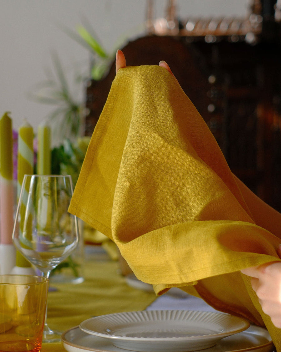 Ensemble de serviettes en lin jaune moutarde styled for a quiet dinner