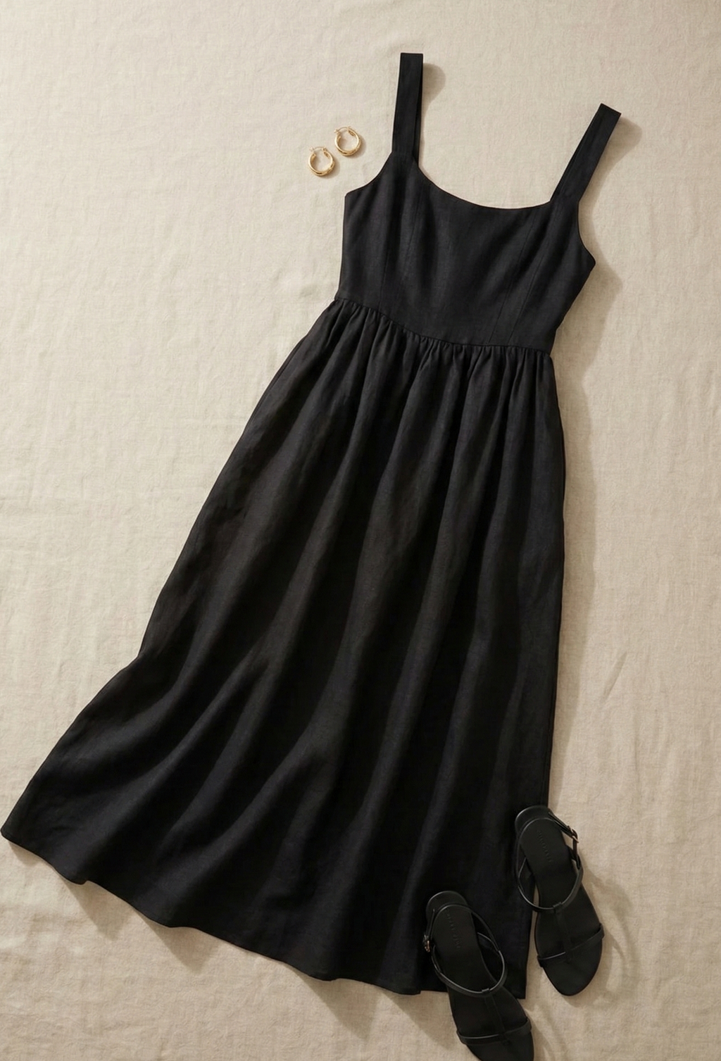 Abito in lino nero con spalline