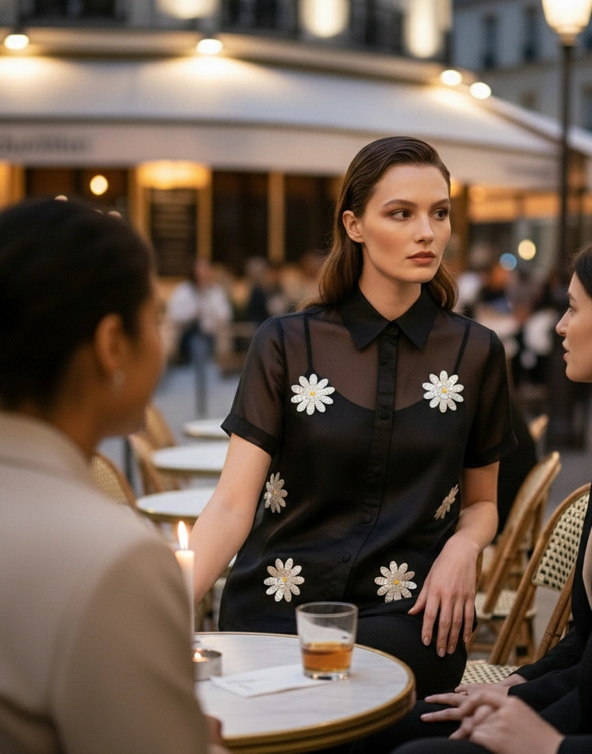 Camicia in organza nera con ricamo di paillettes a margherita bianca e sottoveste in raso