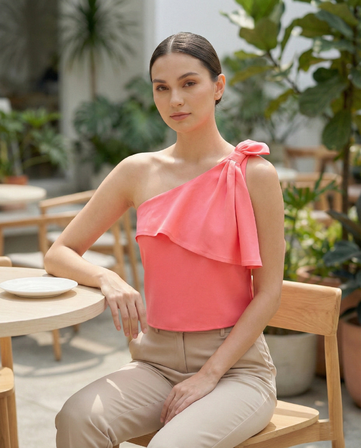 Top rose asymétrique en crêpe banane avec détail drapé
