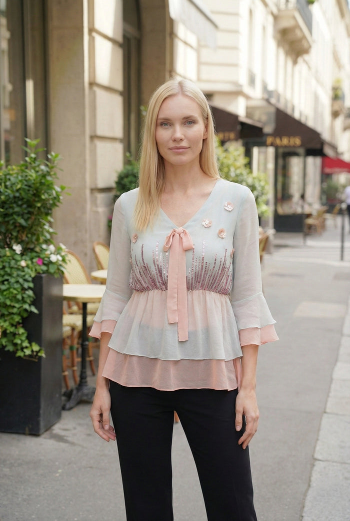 Top péplum deux couches bleu poudré et pêche avec broderie lavande