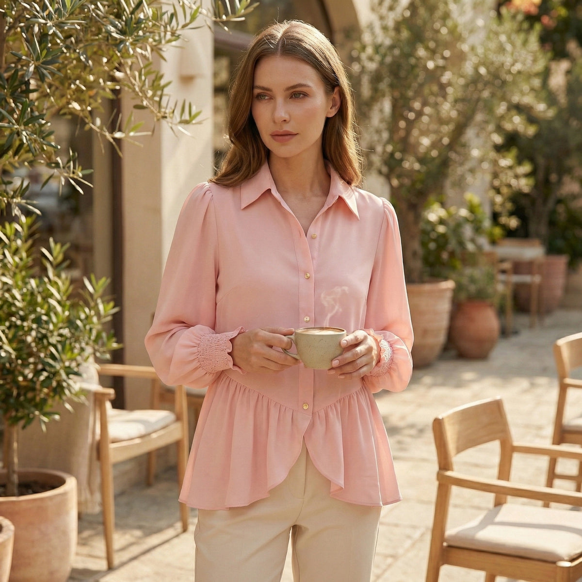 Camicia in georgette color pesca con polsini arricciati e orlo arricciato