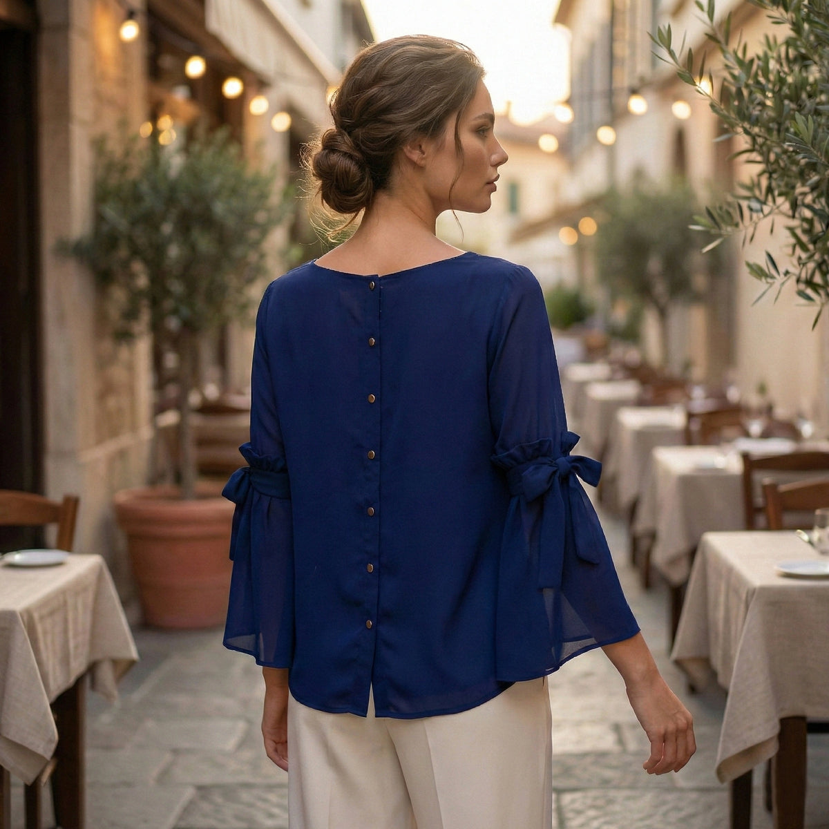 Top in georgette blu navy con maniche svasate e dettagli a fiocco