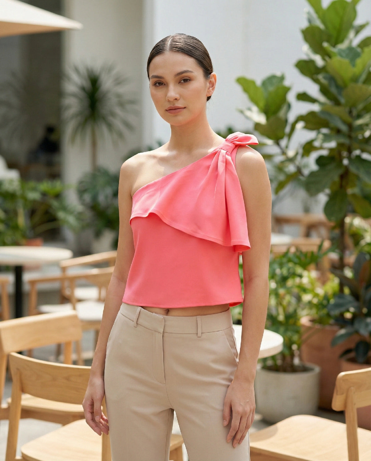 Top rose asymétrique en crêpe banane avec détail drapé