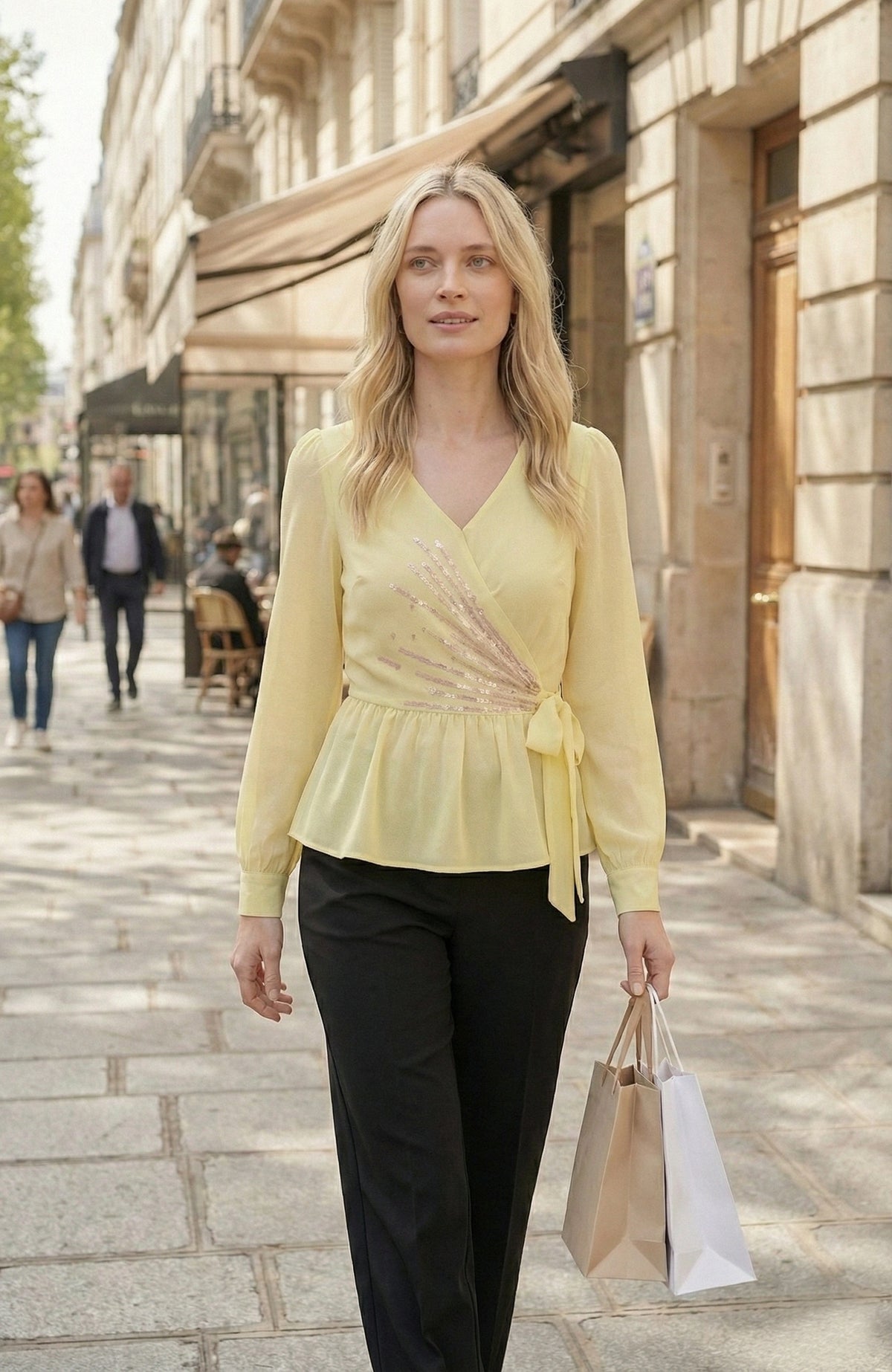 Top péplum jaune beurre avec broderie lavande et liens en satin