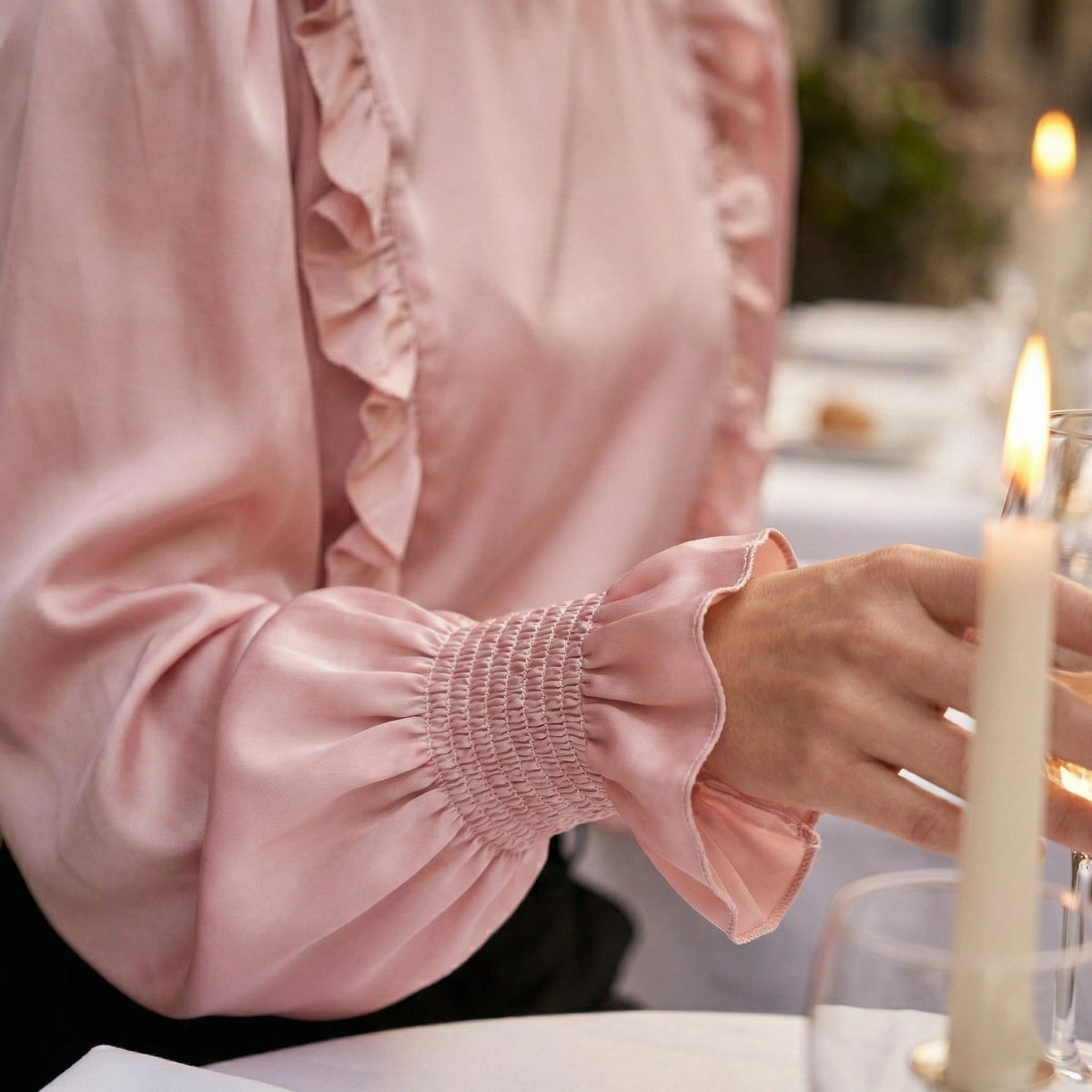 Camicetta in raso rosa baby con volant e maniche a sbuffo