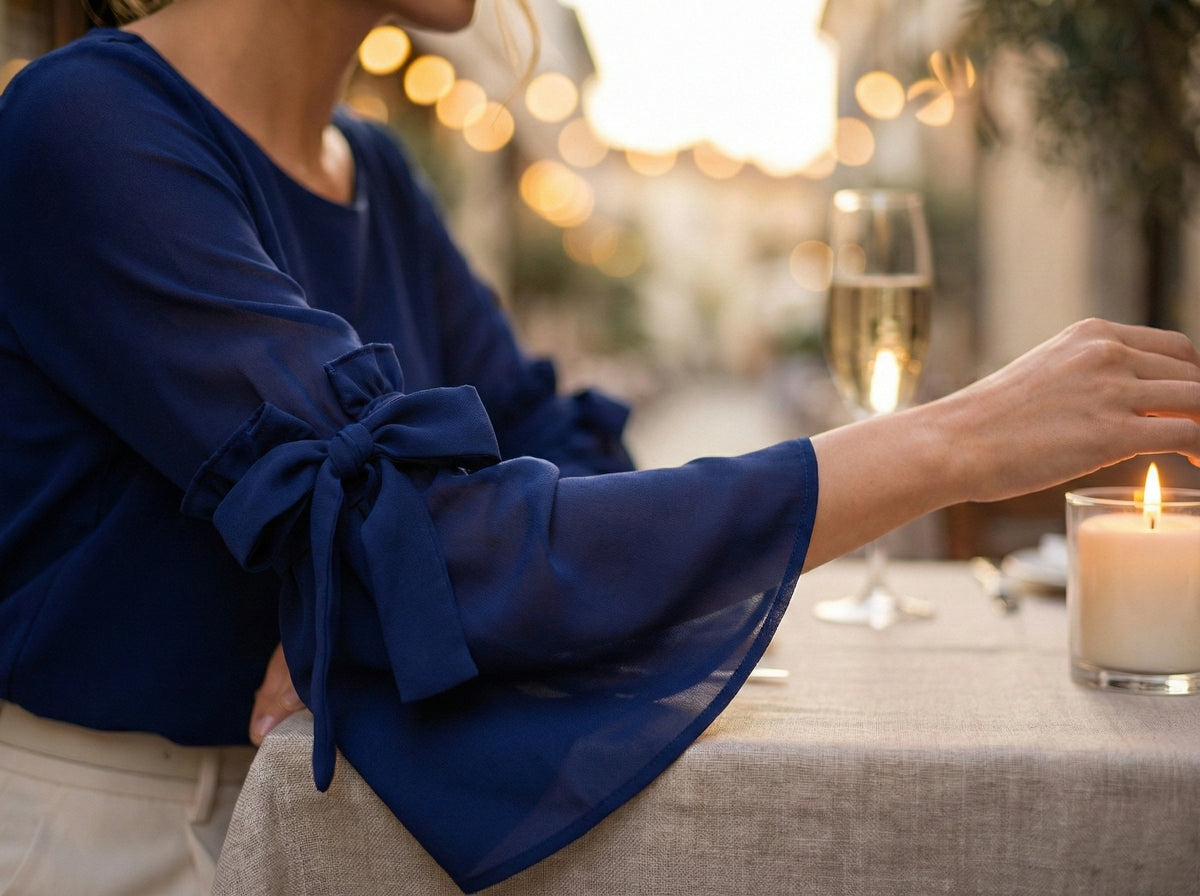 Top in georgette blu navy con maniche svasate e dettagli a fiocco