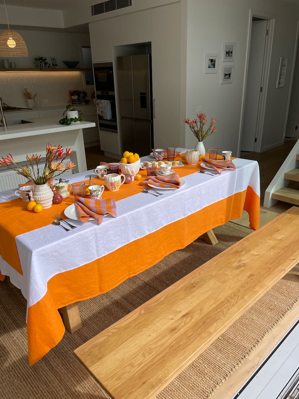 Nappe en lin blanc à bordure orange