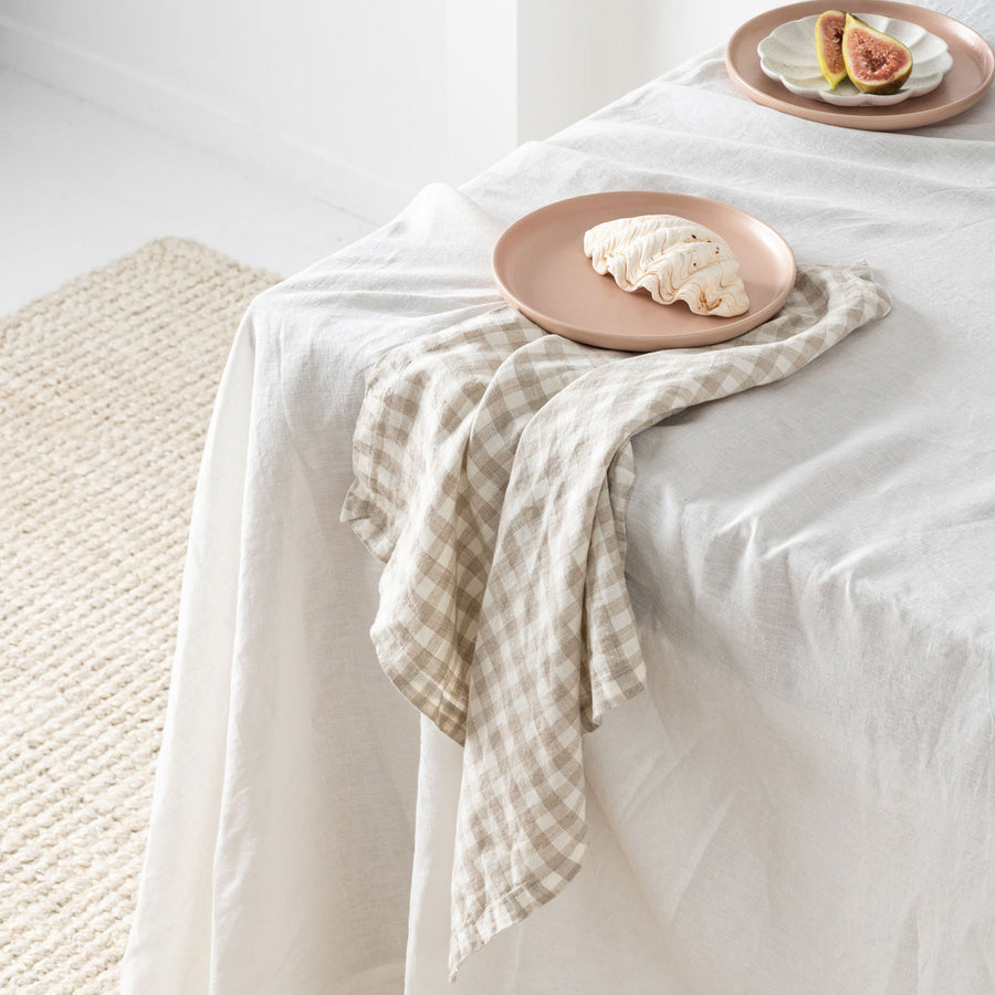 Tovaglia in lino bianco sporco styled for Sunday lunch