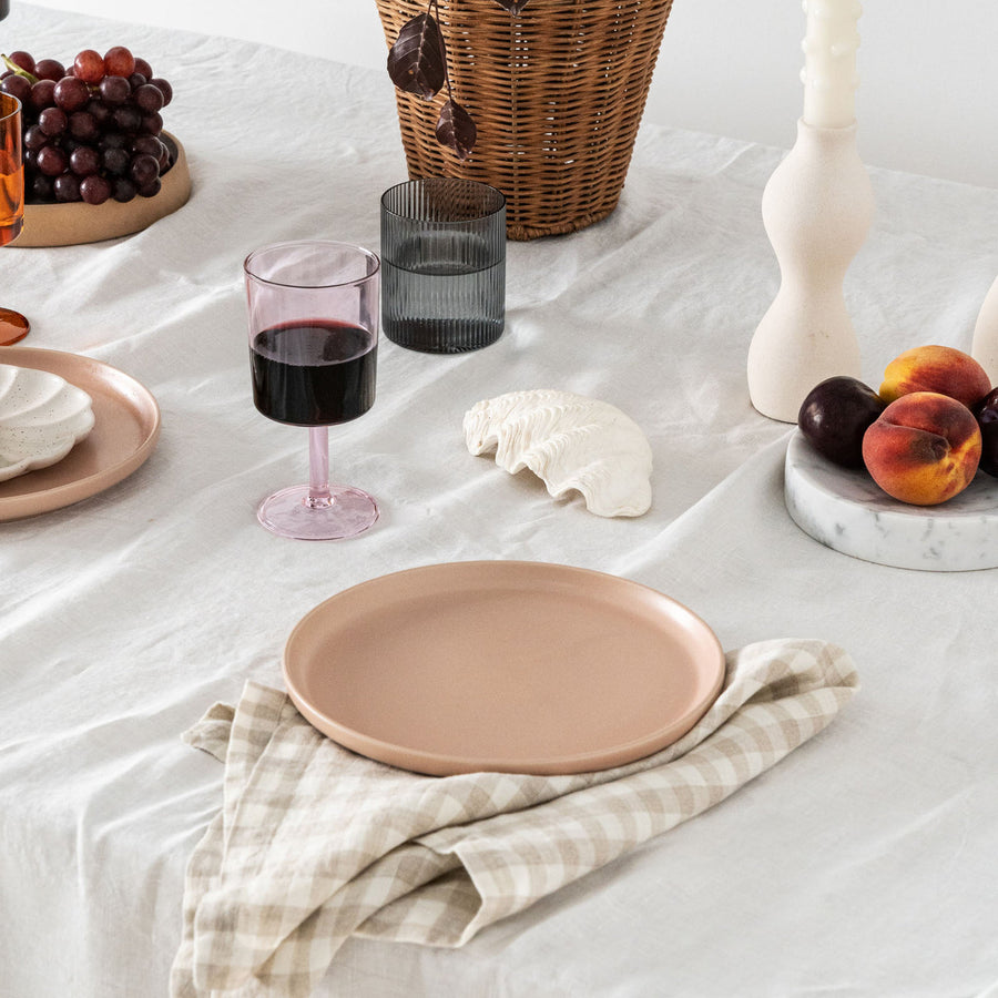 Tovaglia in lino bianco sporco styled for breakfast