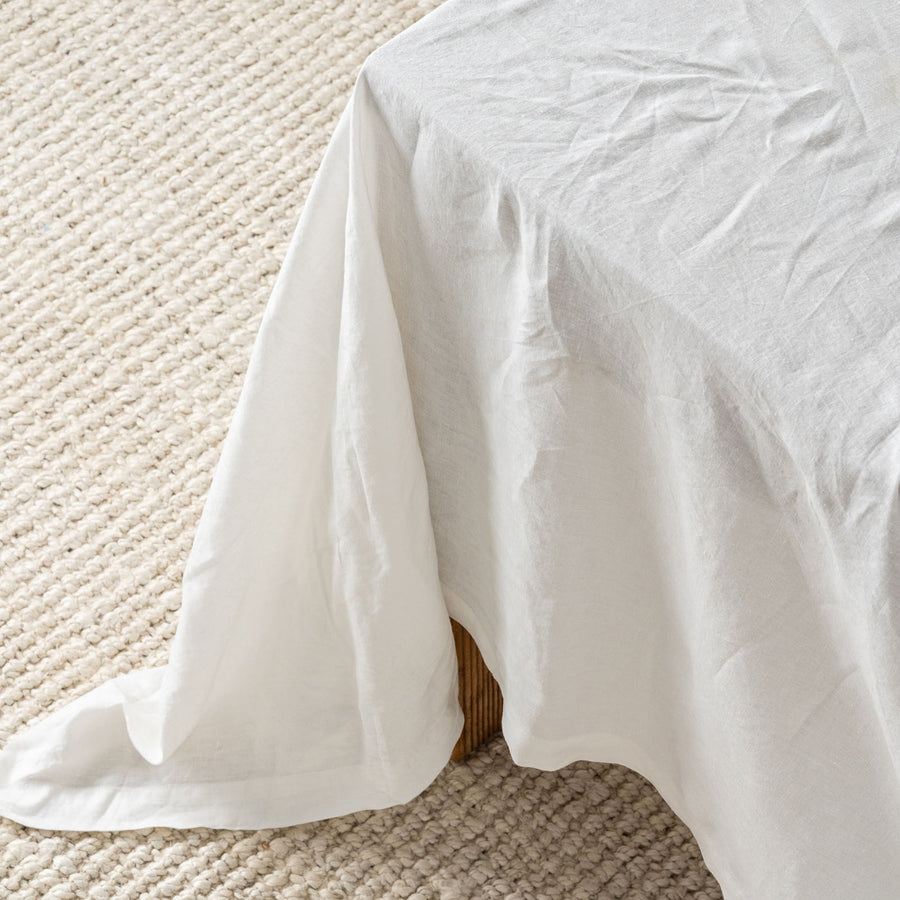 Tovaglia in lino bianco sporco styled for a quiet dinner
