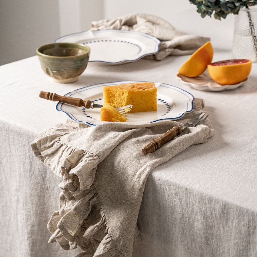 Ensemble de serviettes en lin couleur amande avec volants styled for Sunday lunch