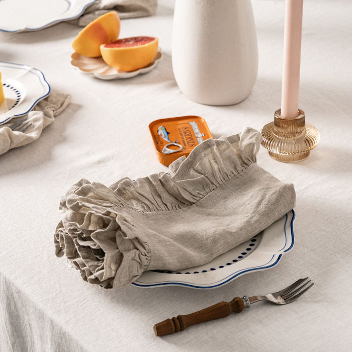 Ensemble de serviettes en lin couleur amande avec volants lifestyle