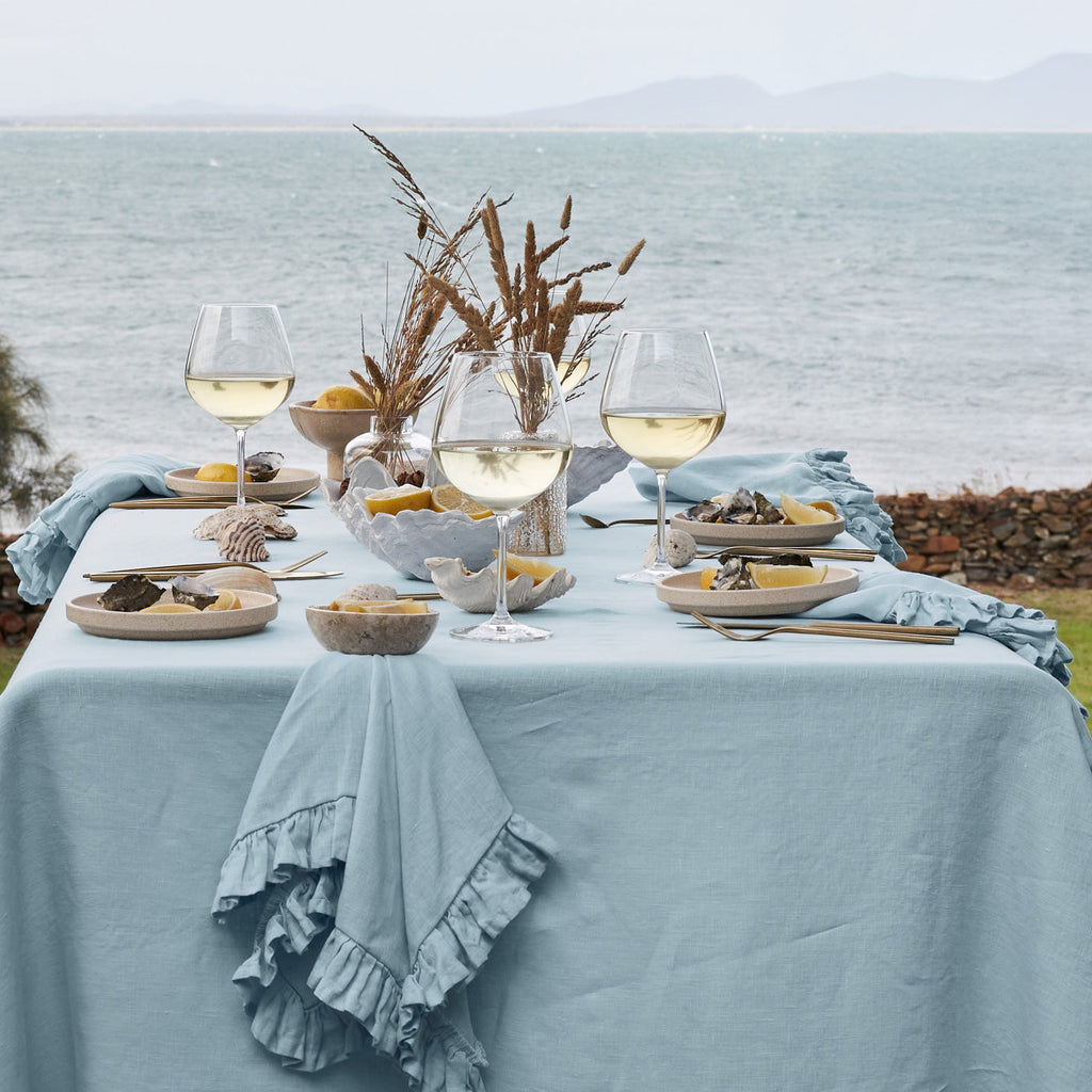 Set di tovaglioli in lino blu polvere con volant