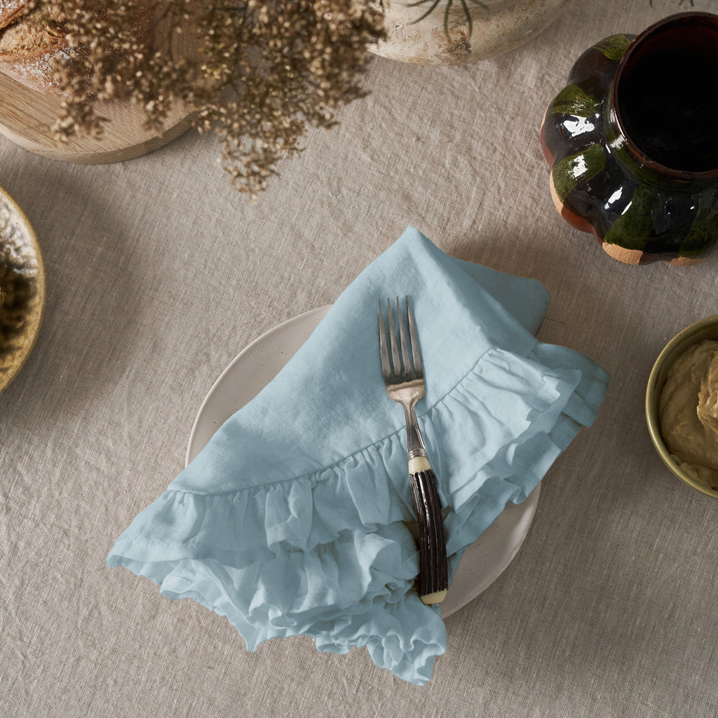 Set di tovaglioli in lino blu polvere con volant