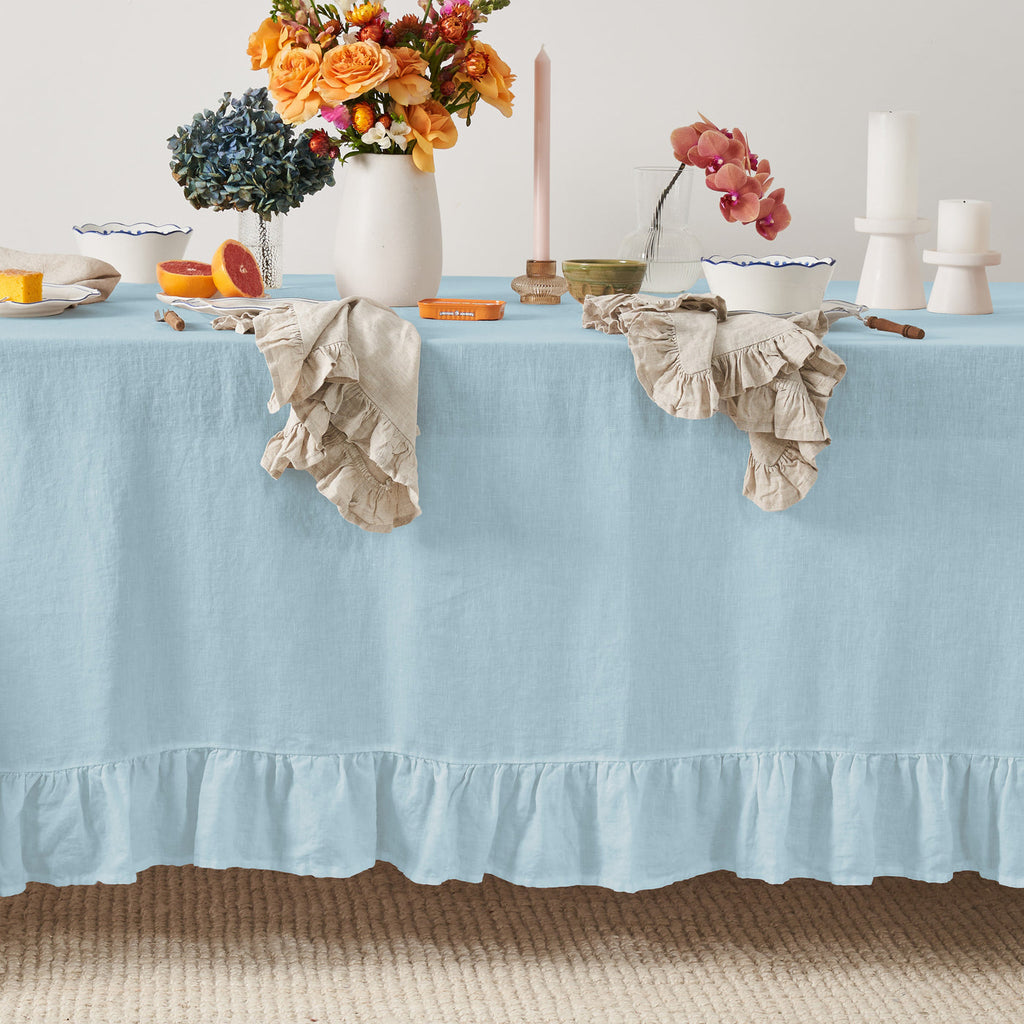 Tovaglia in lino blu polvere con volant