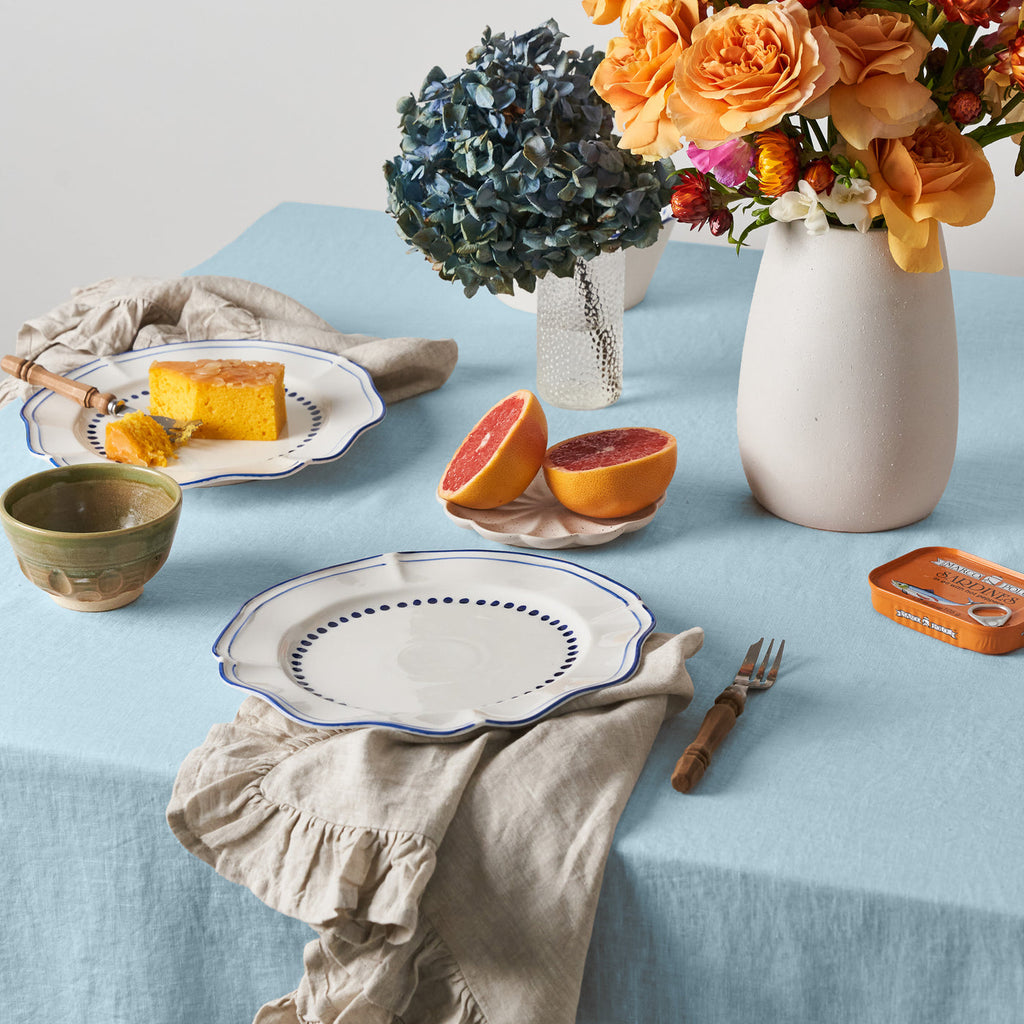 Tovaglia in lino blu polvere con volant