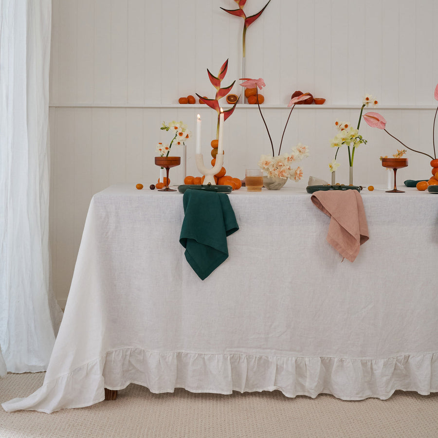Ensemble de serviettes en lin pêche et vert styled for a quiet dinner