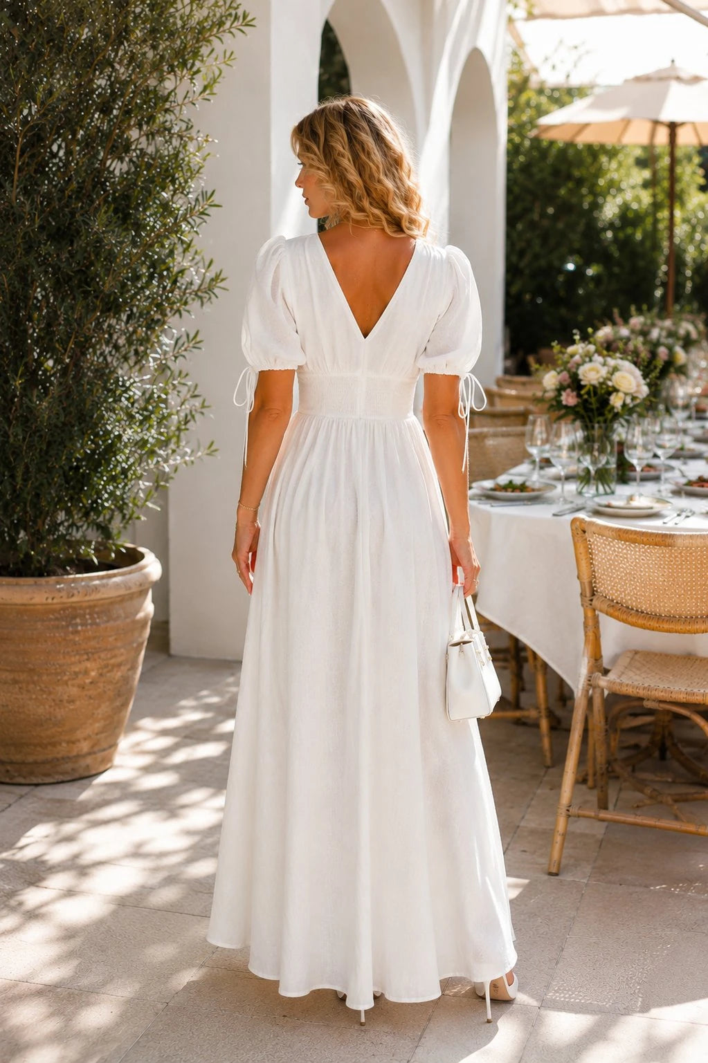 Robe longue blanche en lin à manches bouffantes – Robe cintrée et évasée avec dos smocké
