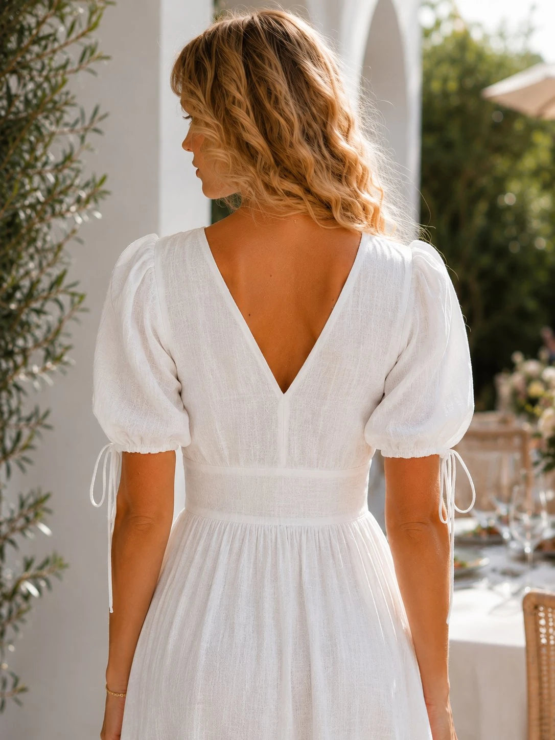 Robe longue blanche en lin à manches bouffantes – Robe cintrée et évasée avec dos smocké