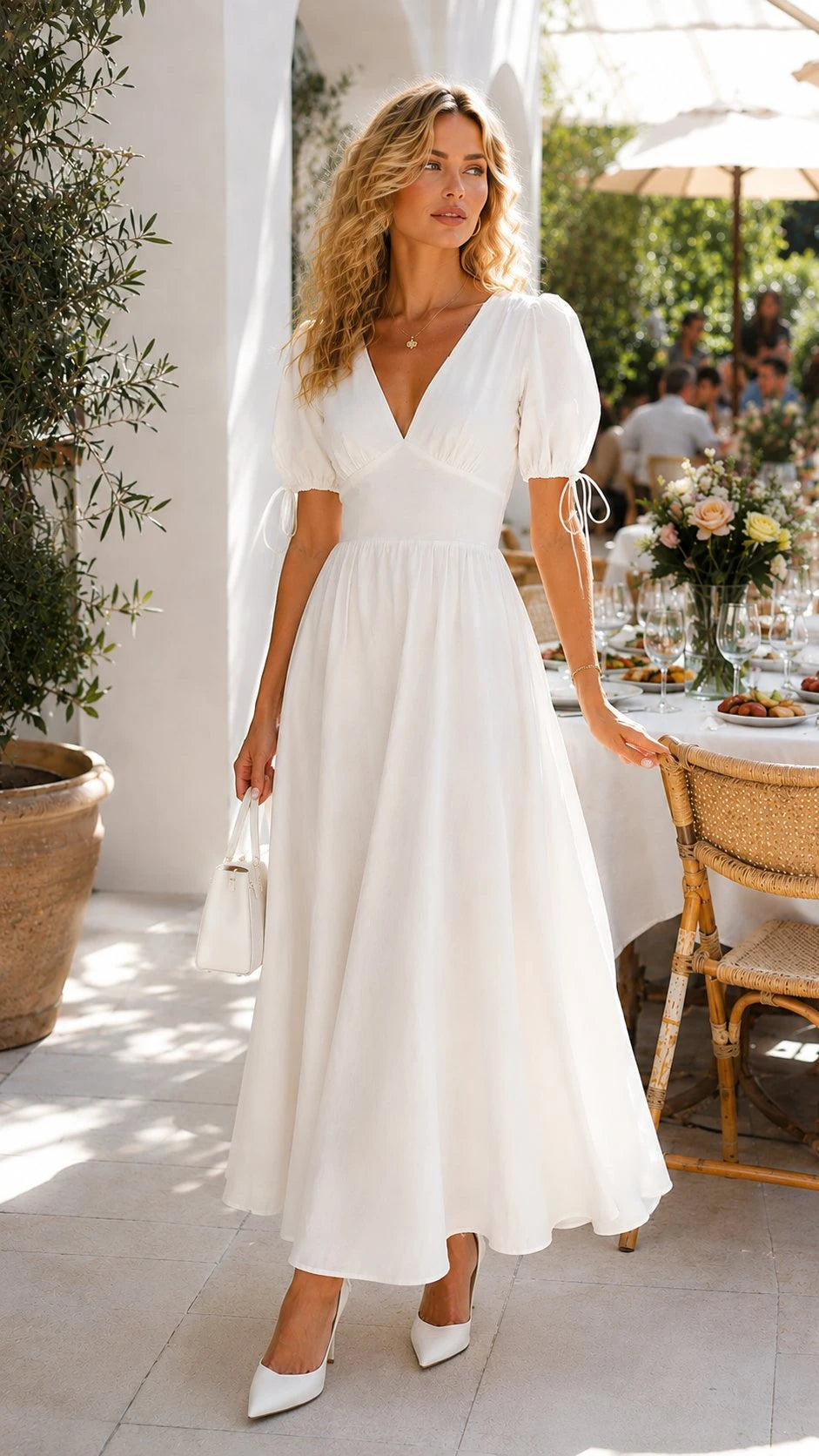 Robe longue blanche en lin à manches bouffantes – Robe cintrée et évasée avec dos smocké