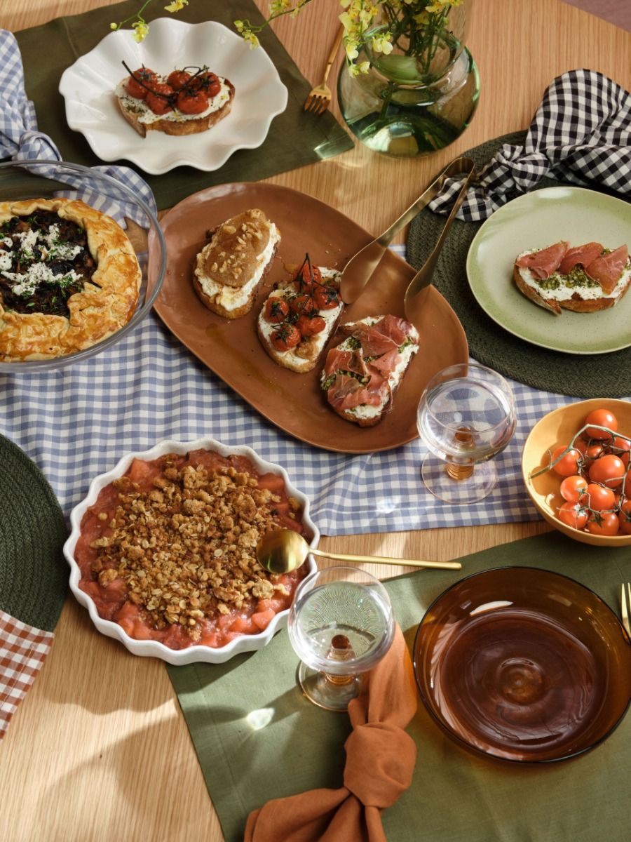 Set di tovagliette in lino verde muschio styled for breakfast