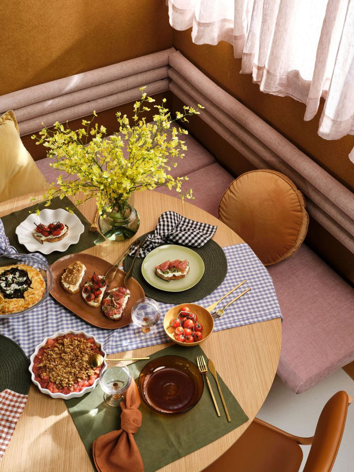 Set di tovagliette in lino verde muschio lifestyle