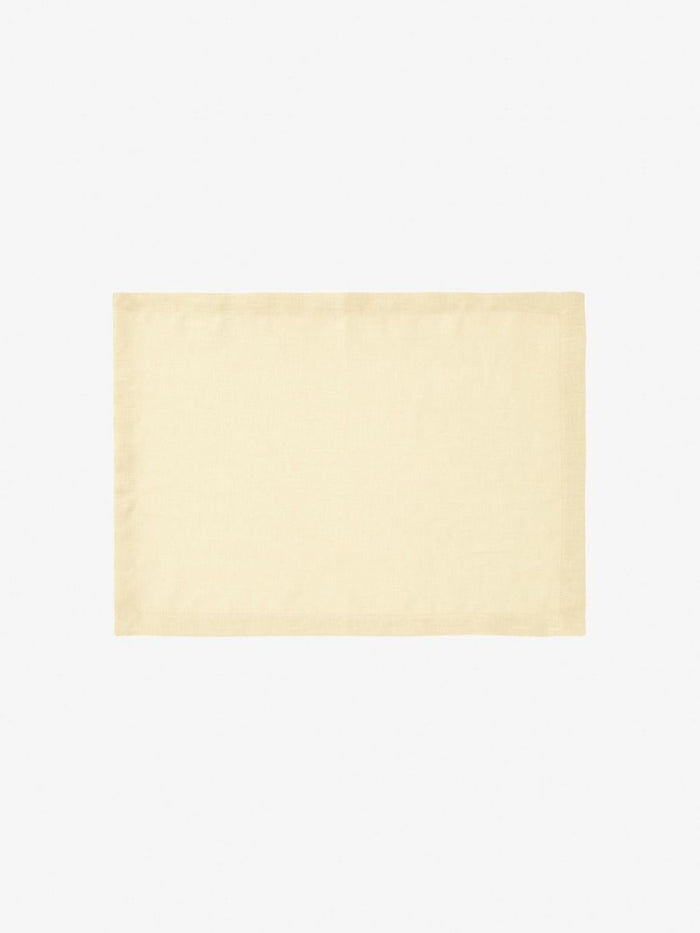 Set di tovagliette in lino giallo burro lifestyle
