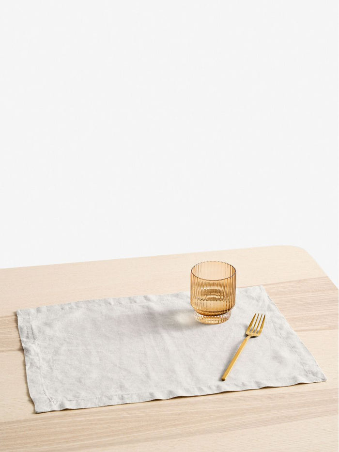 Set di tovagliette in lino grigio argento lifestyle