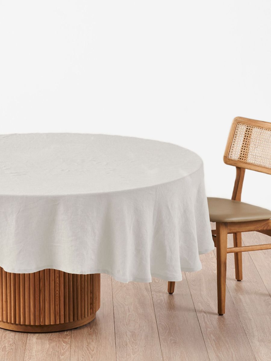 Nappe en lin blanc styled for a quiet dinner