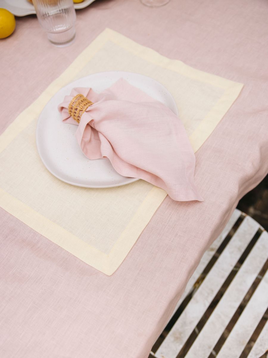 Ensemble de sets de table en lin jaune beurre