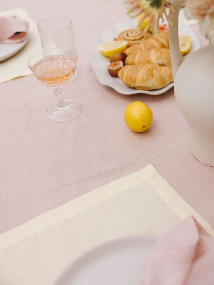 Ensemble de sets de table en lin jaune beurre