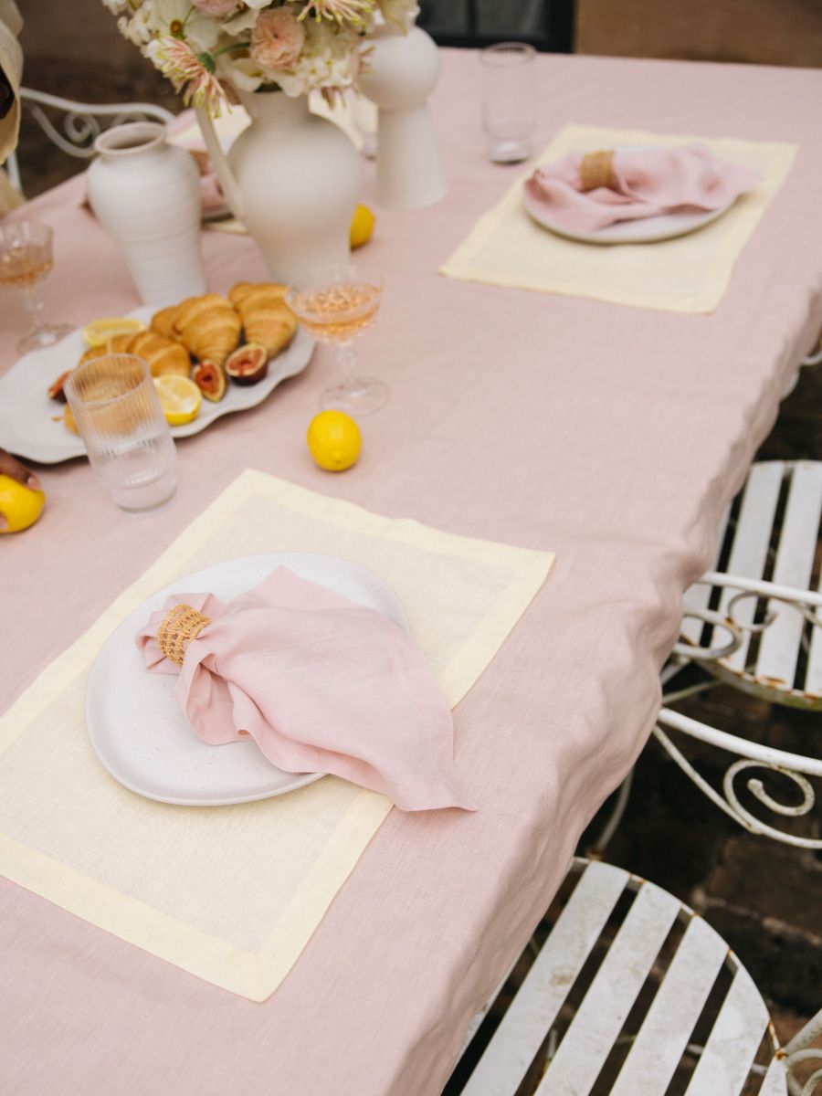 Ensemble de sets de table en lin jaune beurre