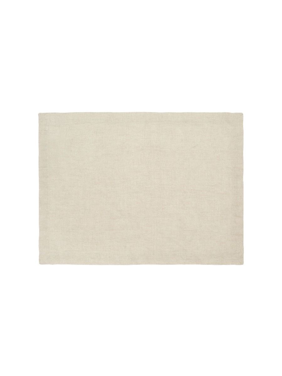 Ensemble de sets de table en lin beige styled for a quiet dinner