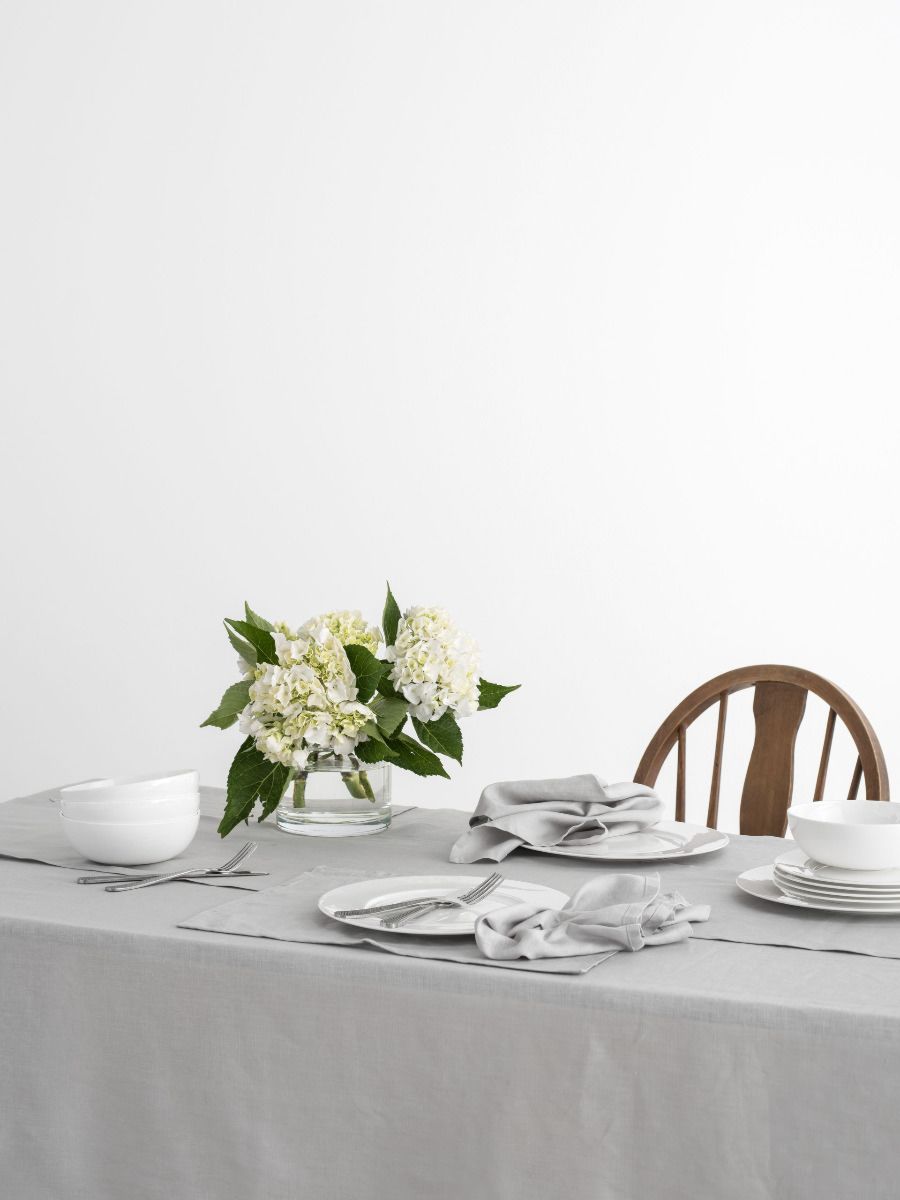 Tovaglia in lino grigio argento styled for Sunday lunch