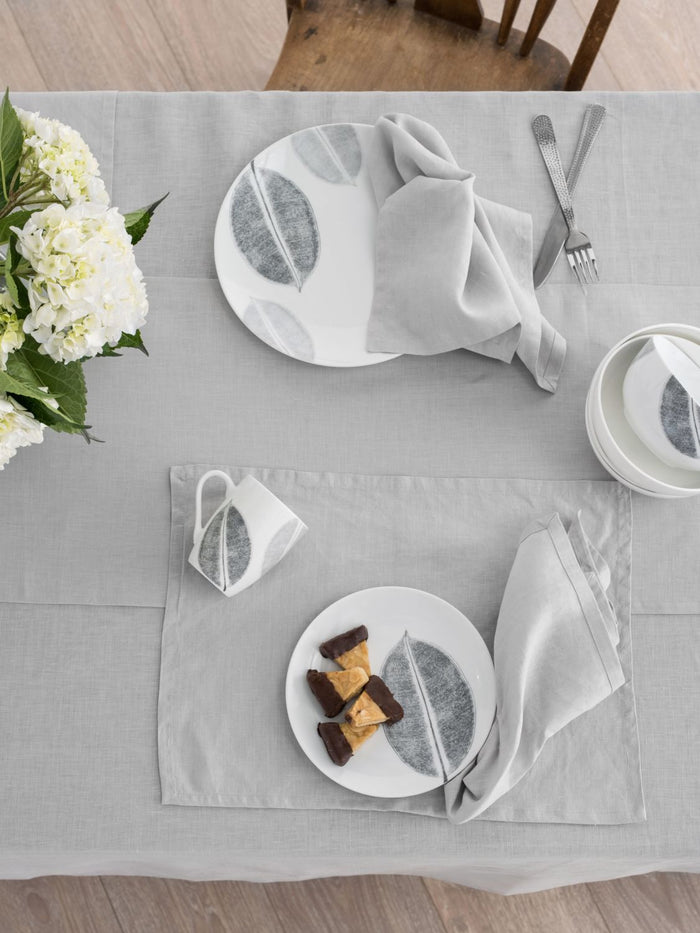 Set di tovagliette in lino grigio argento