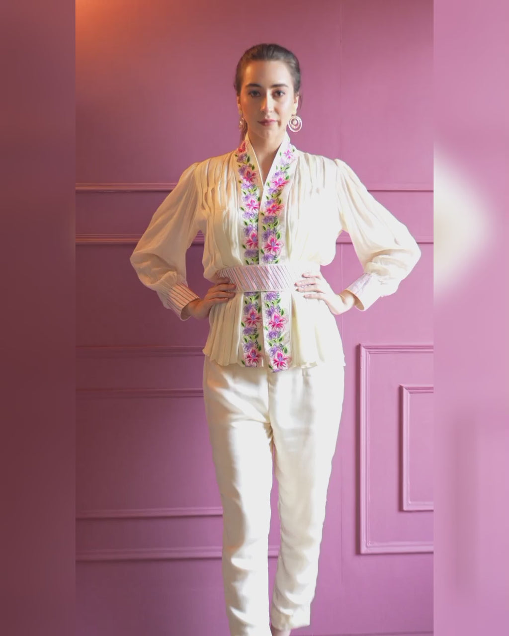 Ensemble coordonné ivoire avec motif floral brodé à la main